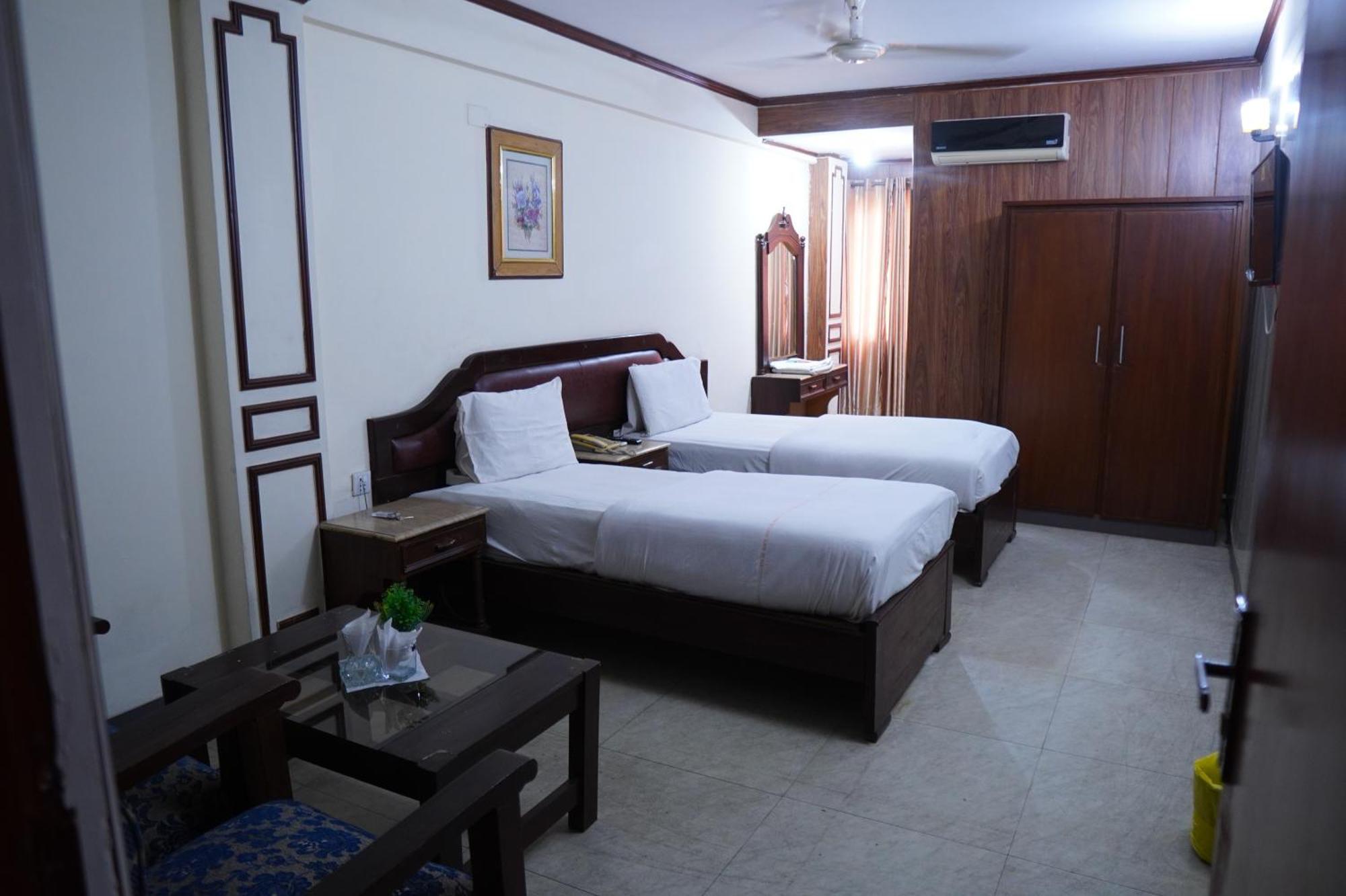 National Hotel Lahore Exterior photo